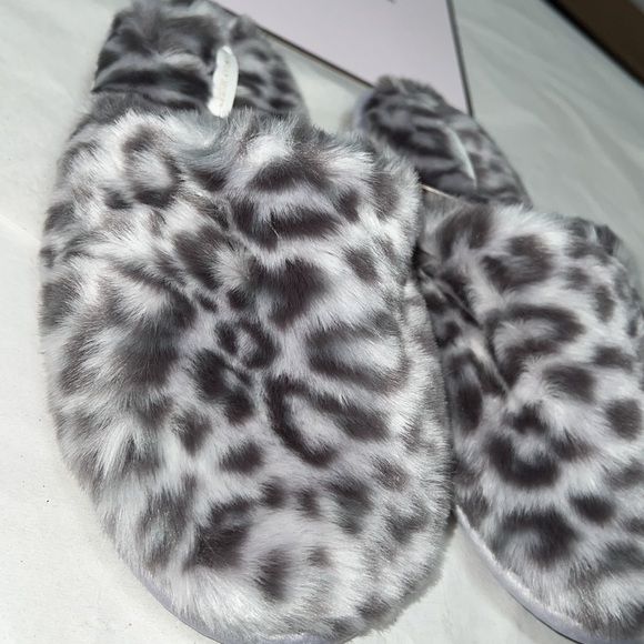 (7/8) VICTORIA'S SECRET Closed Toe Faux Fur Slipper - Picture 3 of 11